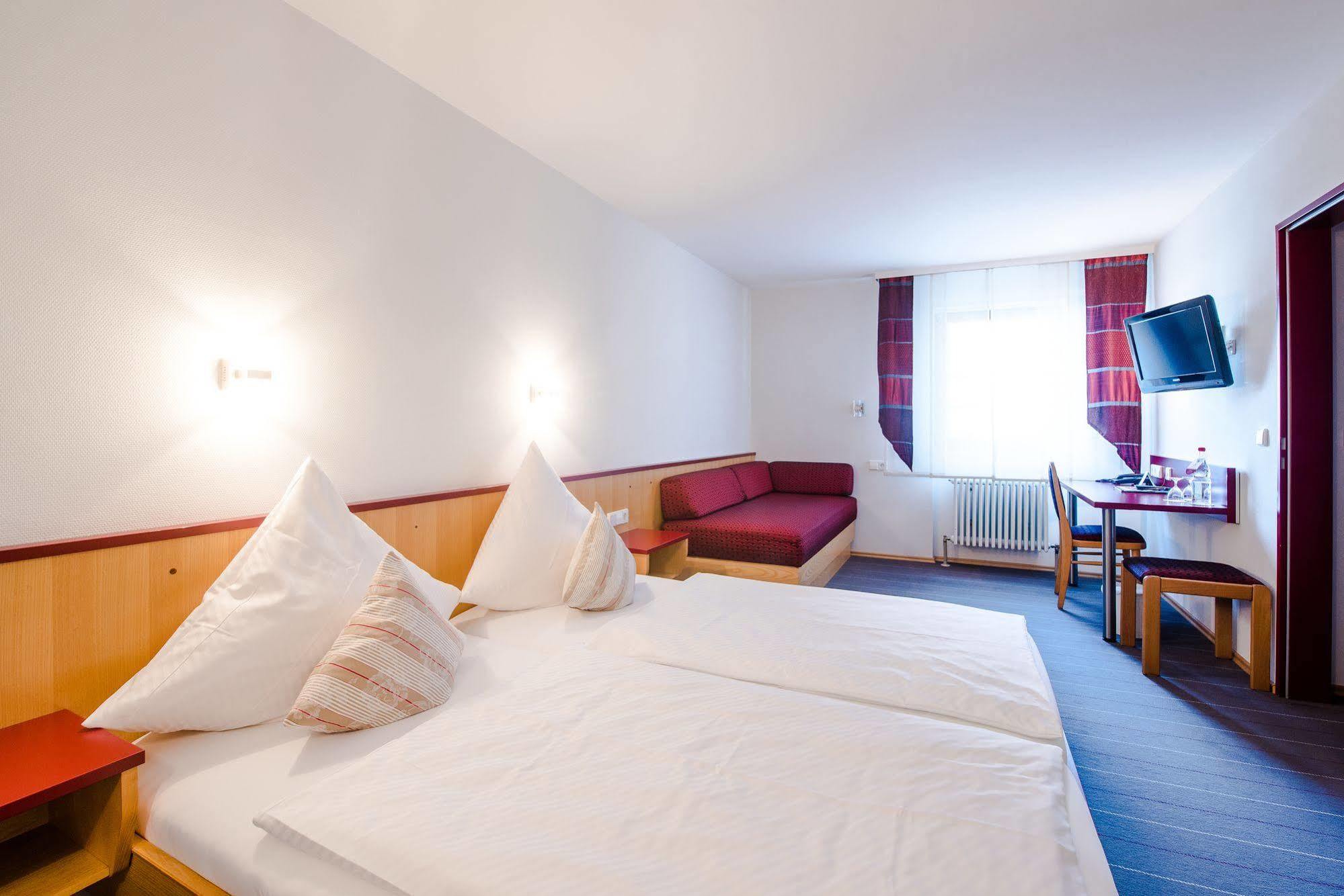 Hotel Gasthof Zum Roessle Altenstadt  Extérieur photo
